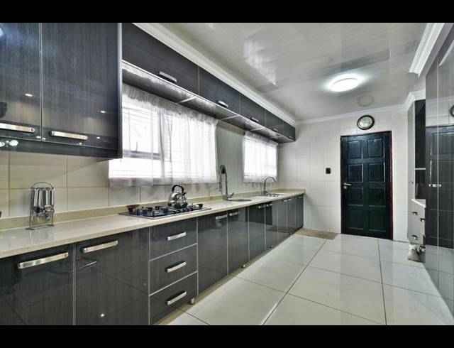 6 BEDROOM HOUSE FOR SALE IN WELTEVREDEN PARK